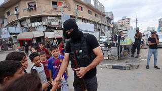 מחבל חמאס לוחץ ידיים לילדים בנוסייראת
