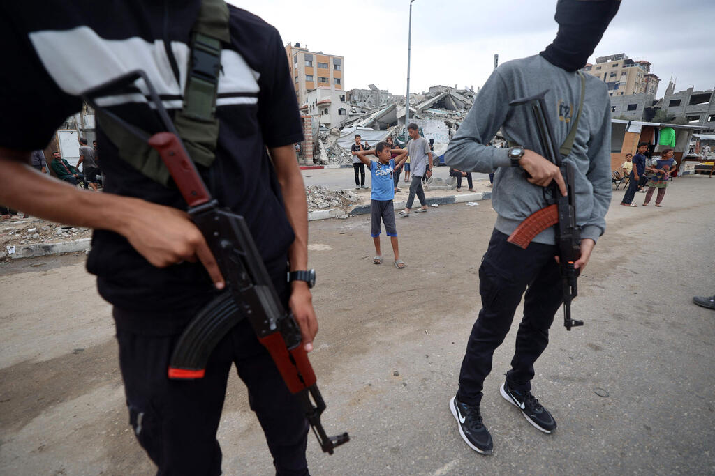 Hamas terrorists in Nuseirat (Photo: Eyad BABA / AFP) מחבלי חמאס בנוסייראת