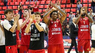 שחקני הפועל גליל עליון מוחאים כפיים לקהל