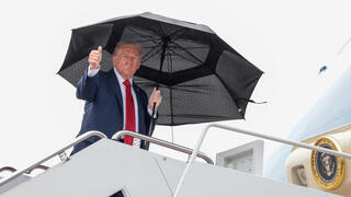 נשיא ארה״ב לפני העלייה למטוס לישראל