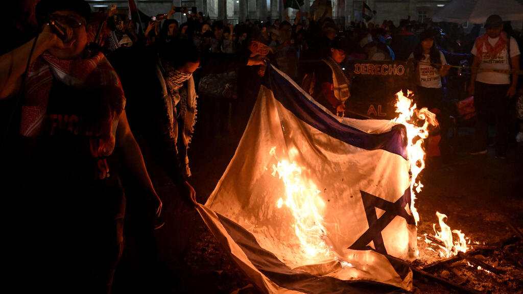 Protesters burn Israeli flag in Colombia, on Oct. 7, 2025 (Photo: Raul Arboleda / AFP) מפגינים שורפים את דגל ישראל בבוגוטה, קולומביה, ב-7 באוקטובר 2025