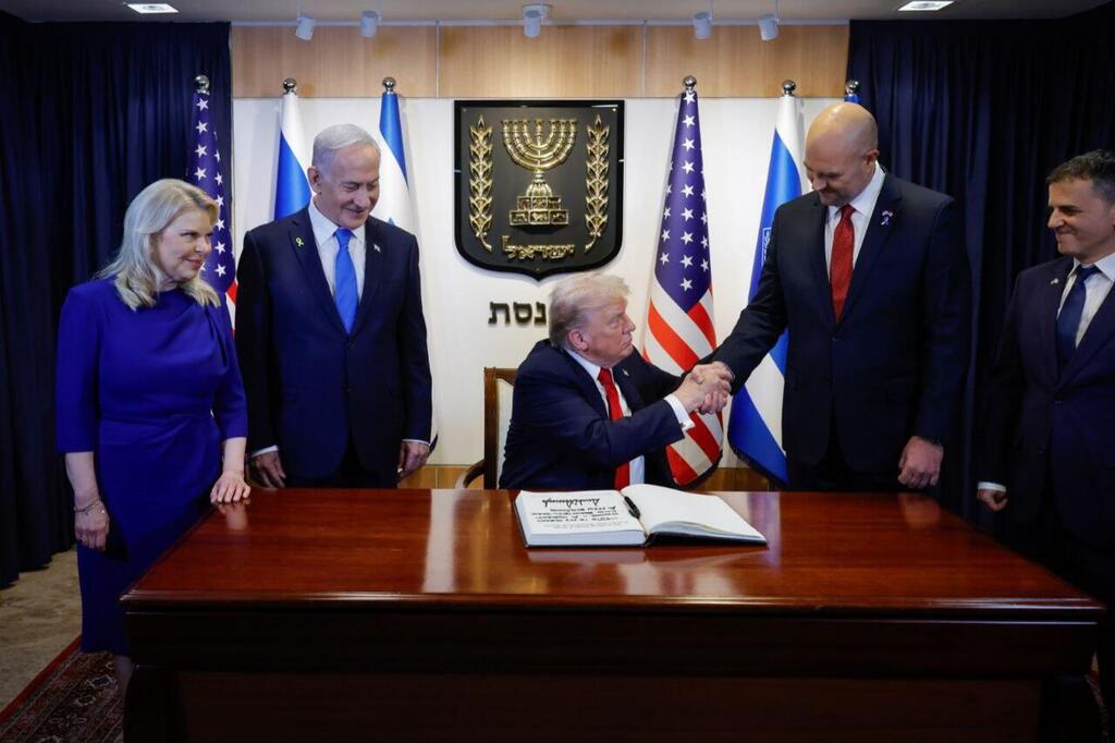 Дональд Трамп оставляет запись в книге почетных посетителей (Фото: Ноам Москович, пресс-служба кнессета) נשיא ארה"ב בביקור בכנסת