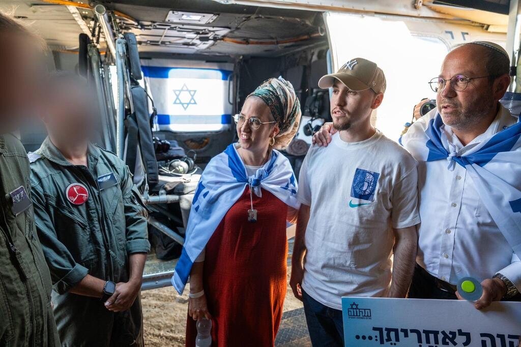 Eitan Mor and his parents (Photo: IDF) משפחתו של איתן מור צופים במעבר לידי הצלב האדום בנקודת הקליטה הראשונית