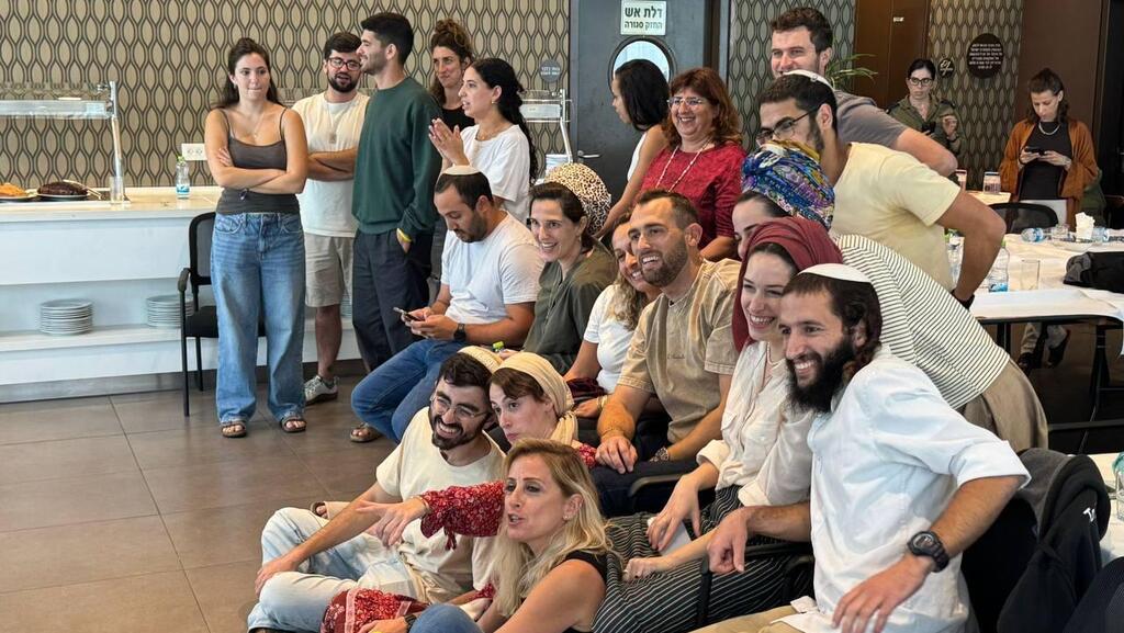 אחיו ובני משפחתו צופים בשובו של אבינתן