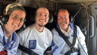 איתן מור עם הוריו