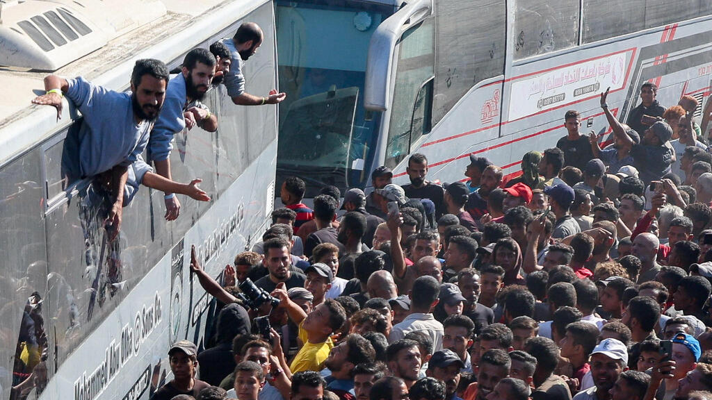 Освобожденные террористы (Фото: REUTERS/Ramadan Abed) חגיגות קבלת הפנים בחאן יונס, עזה