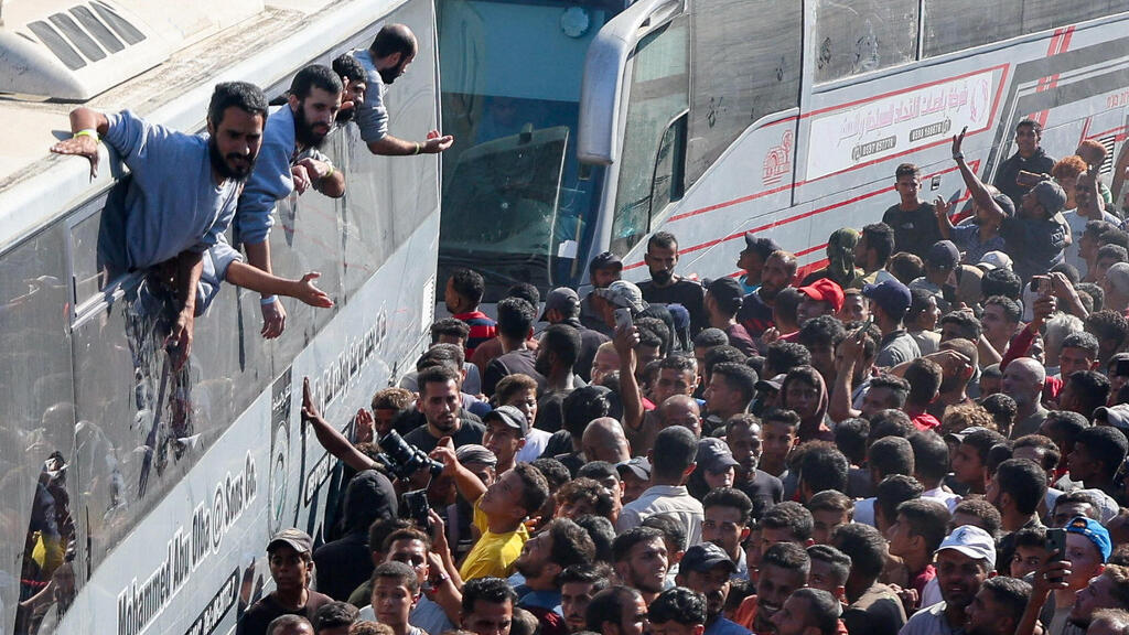 Освобожденные террористы (Фото: REUTERS/Ramadan Abed) חגיגות קבלת הפנים בחאן יונס, עזה