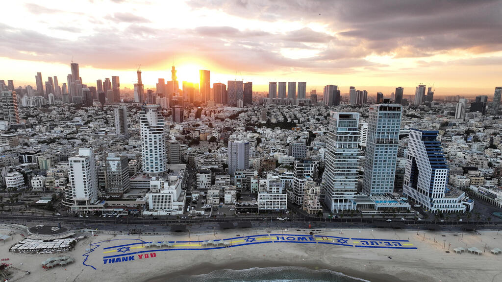 Надписи на пляже в Тель-Авиве (Фото: REUTERS/Ilan Rosenberg) תל אביב