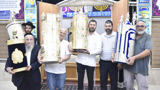 נערכים עם ספרי התורה בשלומי