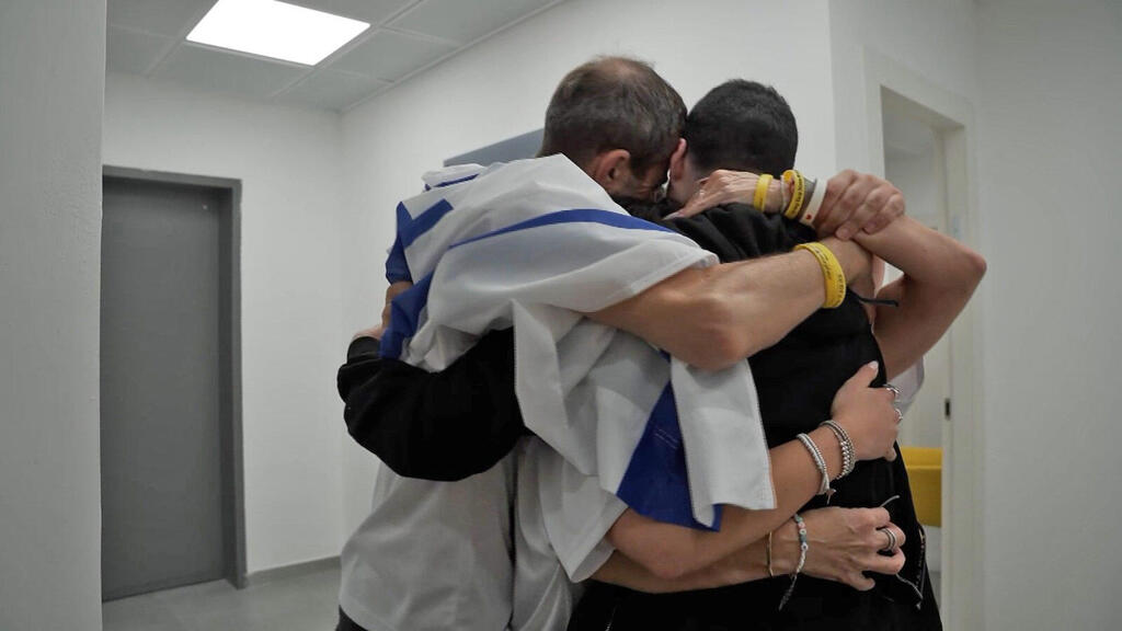 Гай Гильбоа-Далаль встречается с близкими (Фото: пресс-служба ЦАХАЛа) המפגש המרגש של גיא גלבוע-דלאל עם משפחתו בנקודת הקליטה הראשונית