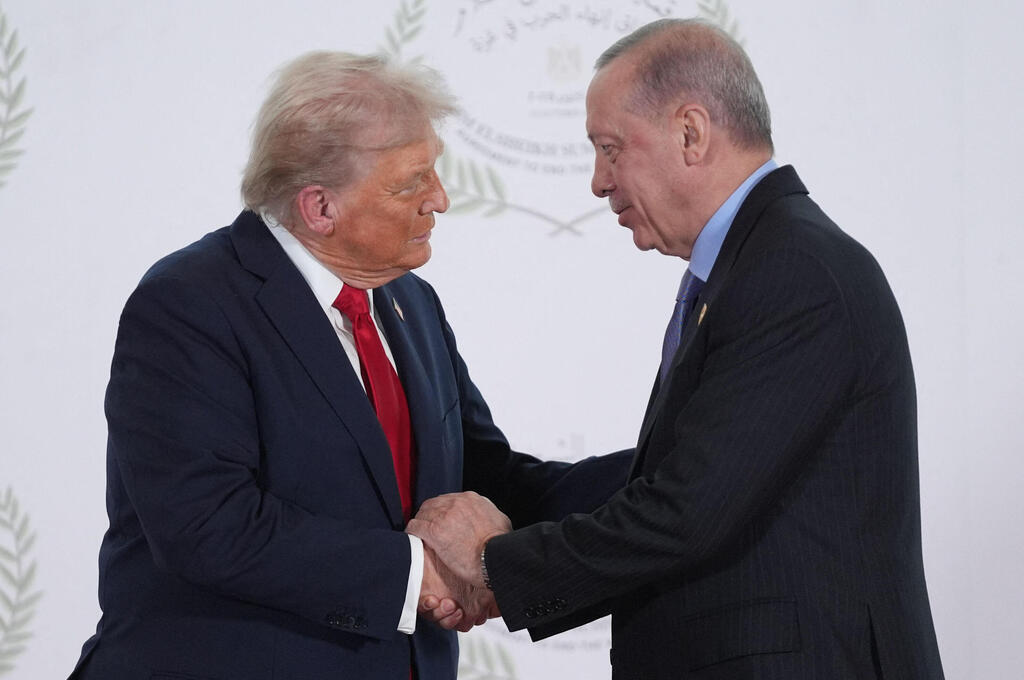 נשיא טורקיה ארדואן עם נשיא ארה"ב טראמפ  פסגה ב שארם א-שייח