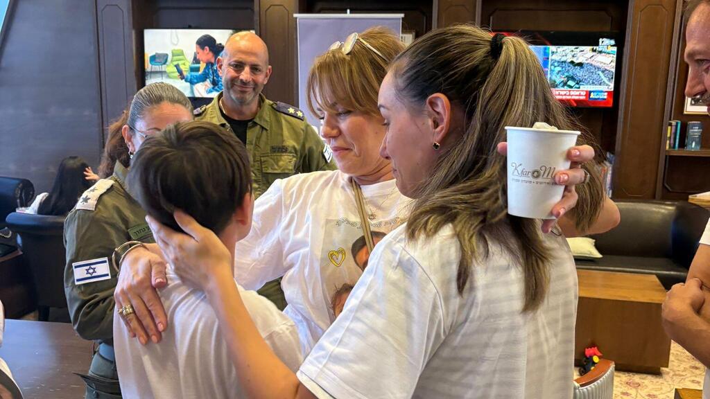 Максим Харкин с близкими (Фото: пресс-служба ЦАХАЛа) משפחת הרקין משיחתם הראשונה עם מקסים