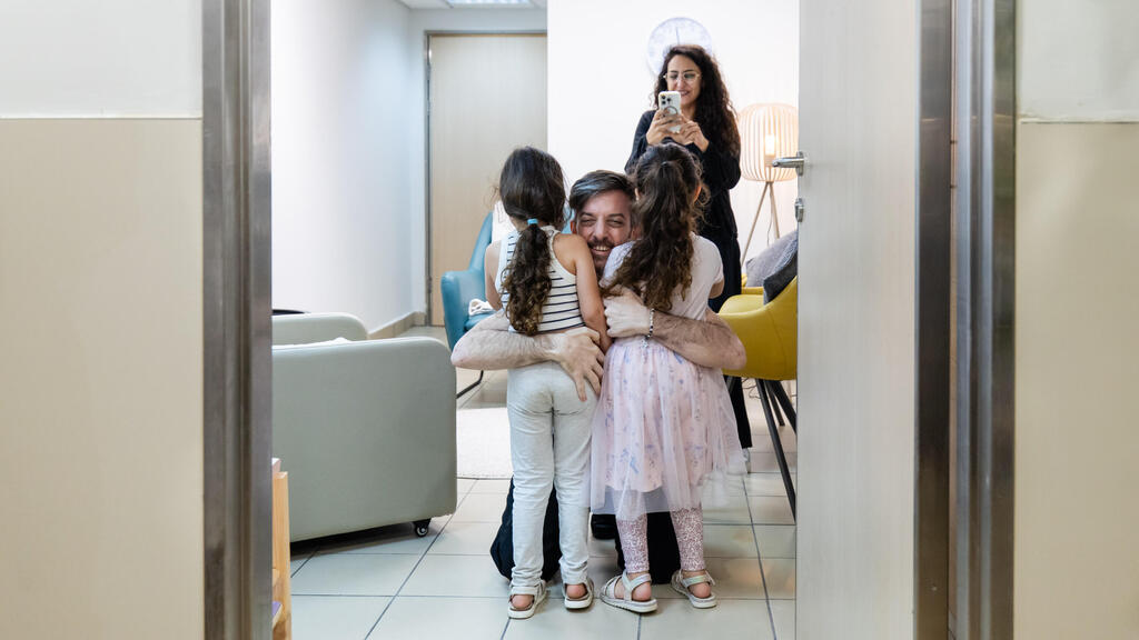  דוד קוניו פוגש את בנותיו לראשונה