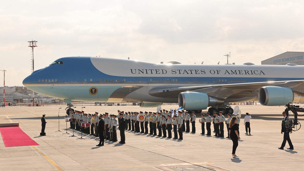 מטוס אייר פורס 1 נוחת ב נתב"ג 