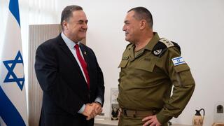 שר הביטחון ישראל כ"ץ והרמטכ"ל, רב-אלוף אייל זמיר, בכנסת ברגע של שמחה עם חזרת החטופים ארצה