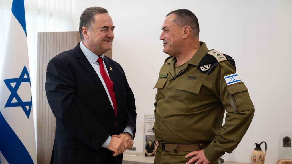 Исраэль Кац и Эяль Замир (Фото: пресс-служба ЦАХАЛа) שר הביטחון ישראל כ"ץ והרמטכ"ל, רב-אלוף אייל זמיר, בכנסת ברגע של שמחה עם חזרת החטופים ארצה