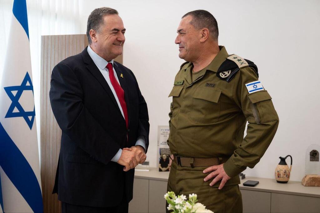 Katz and Zamir (Photo: IDF) שר הביטחון ישראל כ"ץ והרמטכ"ל, רב-אלוף אייל זמיר, בכנסת ברגע של שמחה עם חזרת החטופים ארצה