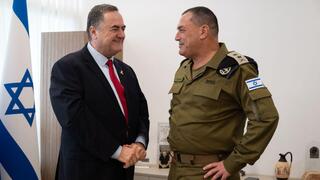 שר הביטחון ישראל כ"ץ והרמטכ"ל, רב-אלוף אייל זמיר, בכנסת ברגע של שמחה עם חזרת החטופים ארצה