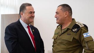 שר הביטחון ישראל כ"ץ והרמטכ"ל, רב-אלוף אייל זמיר, בכנסת ברגע של שמחה עם חזרת החטופים ארצה