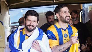 התאומים גלי וזיו ברמן עם חולצות מכבי ת"א לאחר שחרורם מהשבי