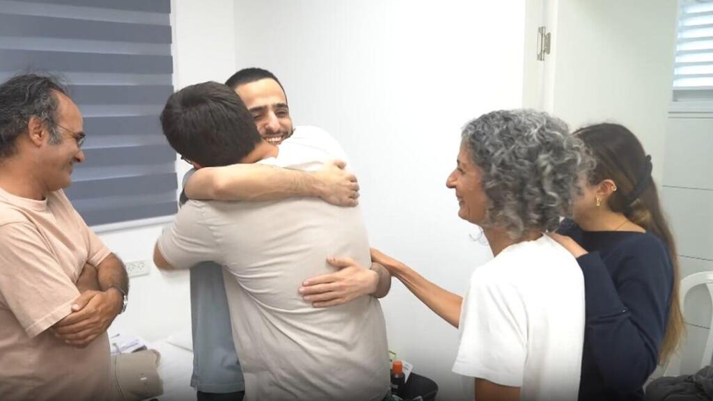 נמרוד כהן נפגש עם משפחתו לראשונה
