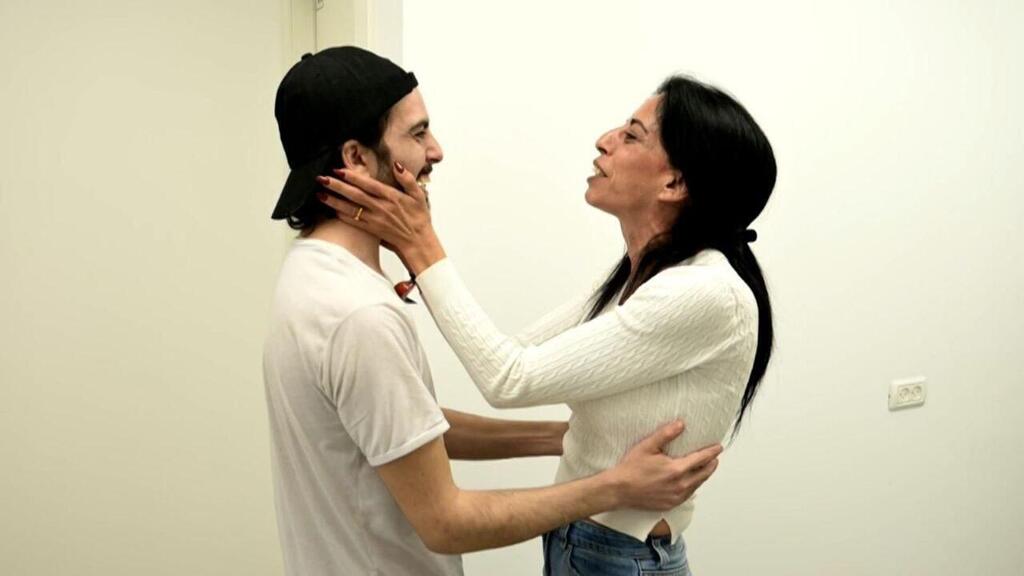 עינב צנגאוקר פוגשת את בנה מתן אחרי שחרור מ שבי חמאס