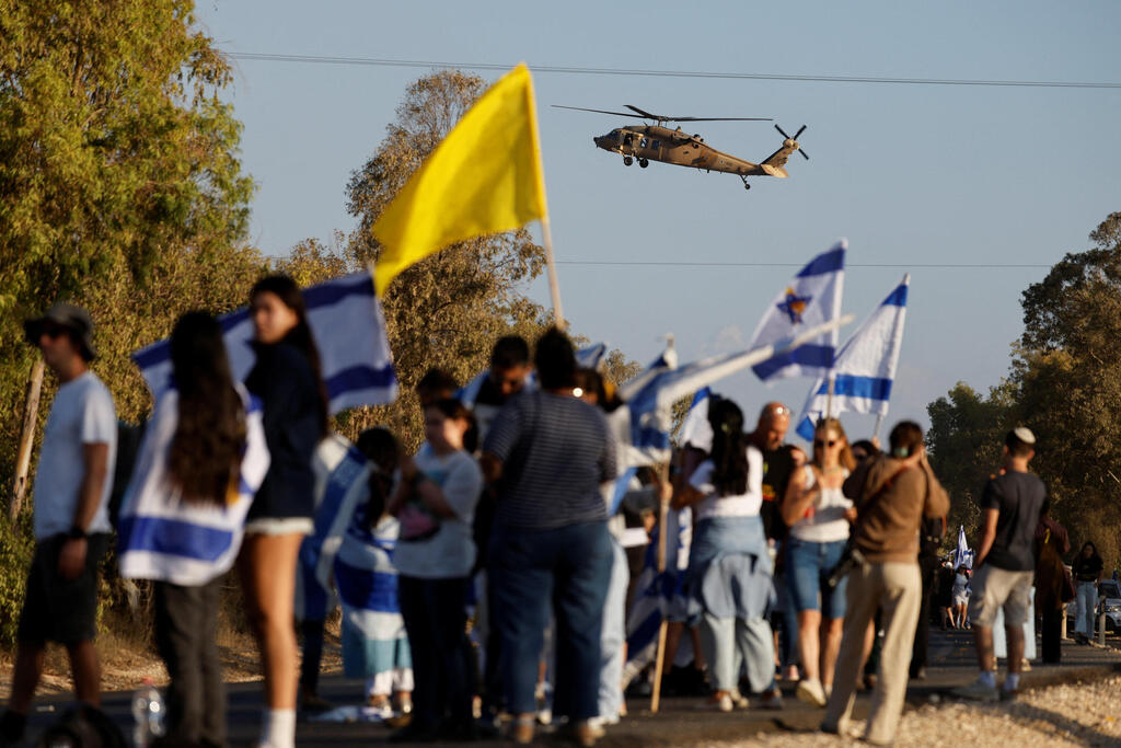 The first hostages released under the resulting agreement returned on Biden's final day in office in January 2025 ( Photo: REUTERS/Amir Cohen) מסוק צה"ל ברעים