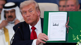 טראמפ חותם על ההסכם בשארם א-שייח