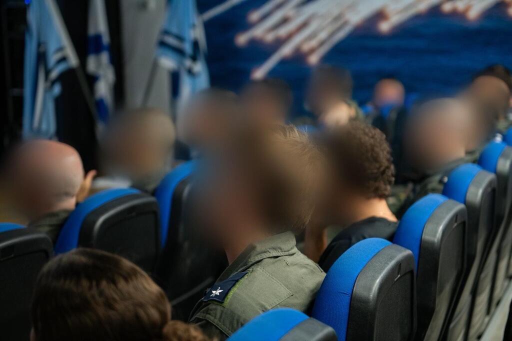 Последний инструктаж (Фото: пресс-служба ЦАХАЛа) חיל האוויר השלים את ההיערכות לקליטת החטופים השבים ארצה מרצועת עזה