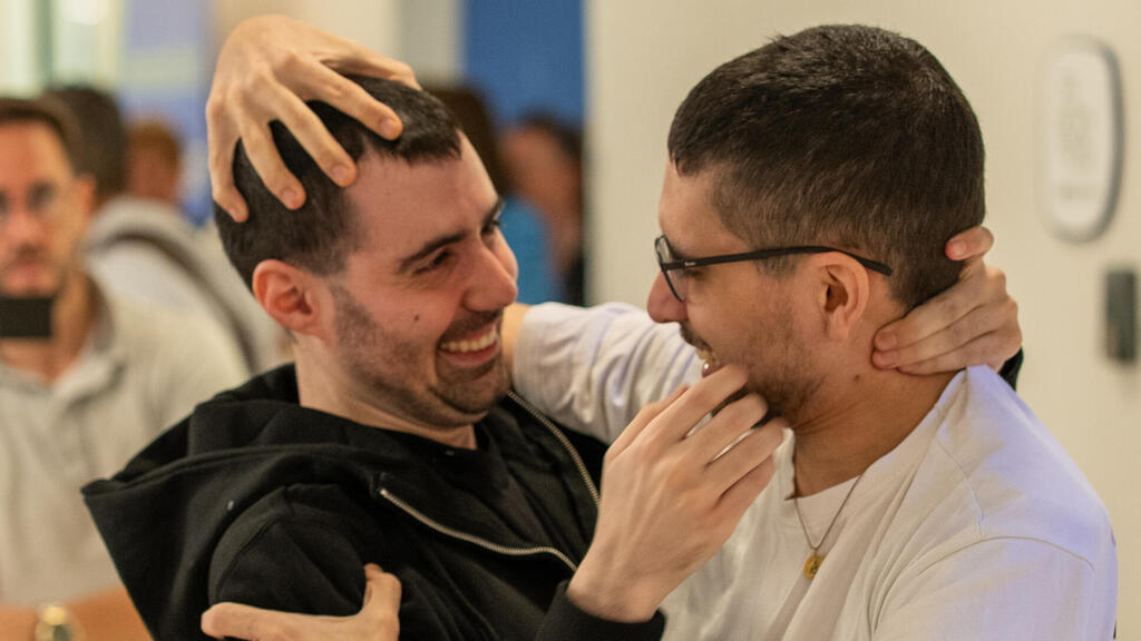 Встреча Гая Гильбоа-Далаля с Эвьятаром Давидом после освобождения из плена (Фото: Боаз Оппенхайм, ЛААМ) האיחוד של אביתר דוד וגיא גלבוע דלאל