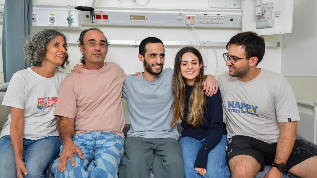 נמרוד כהן ומשפחתו בבית החולים איכילוב