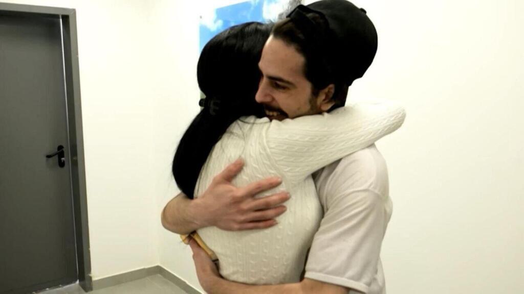 Матан Цангаукер с мамой (Фото: пресс-служба ЦАХАЛа) עינב צנגאוקר פוגשת את בנה מתן אחרי שחרור מ שבי חמאס