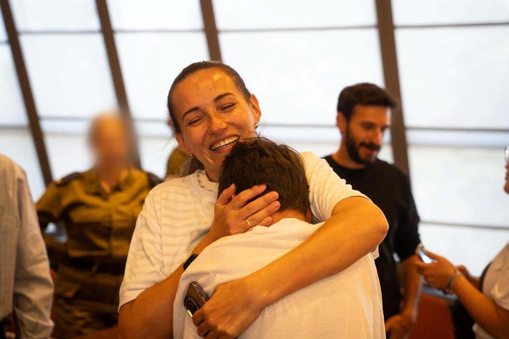 Максим Харкин, первые объятия (Фото: пресс-служба ЦАХАЛа) משפחת הרקין משיחתם הראשונה עם מקסים