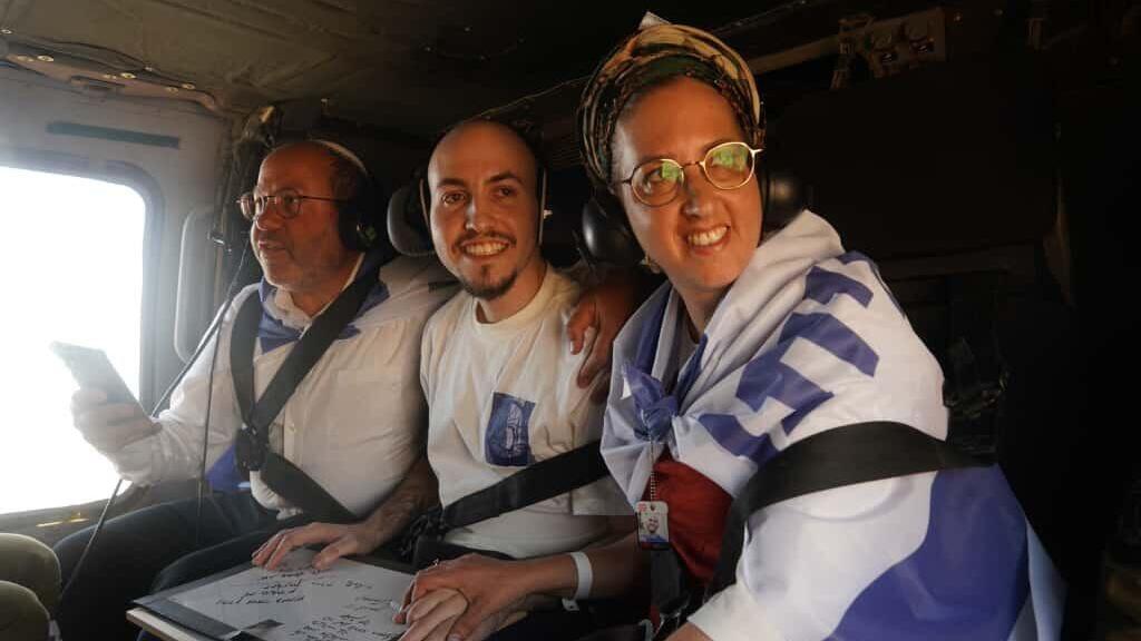 איתן מור ומשפחתו במסוק בדרכם לבית החולים
