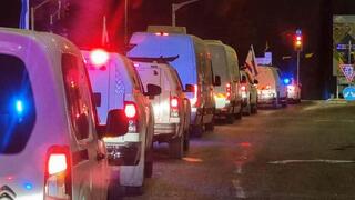ארונות החטופים החללים מלווים על ידי המשטרה בדרך לאבו כביר