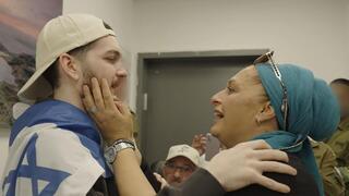 שורד השבי בר קופרשטיין מתאחד עם משפחתו