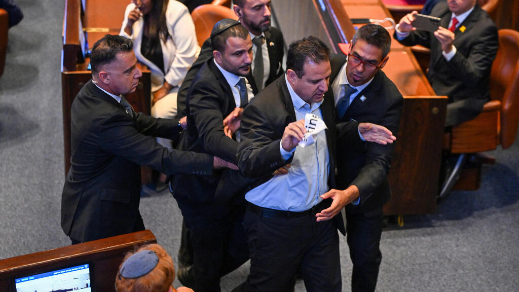 איימן עודה מסולק  מהמליאה