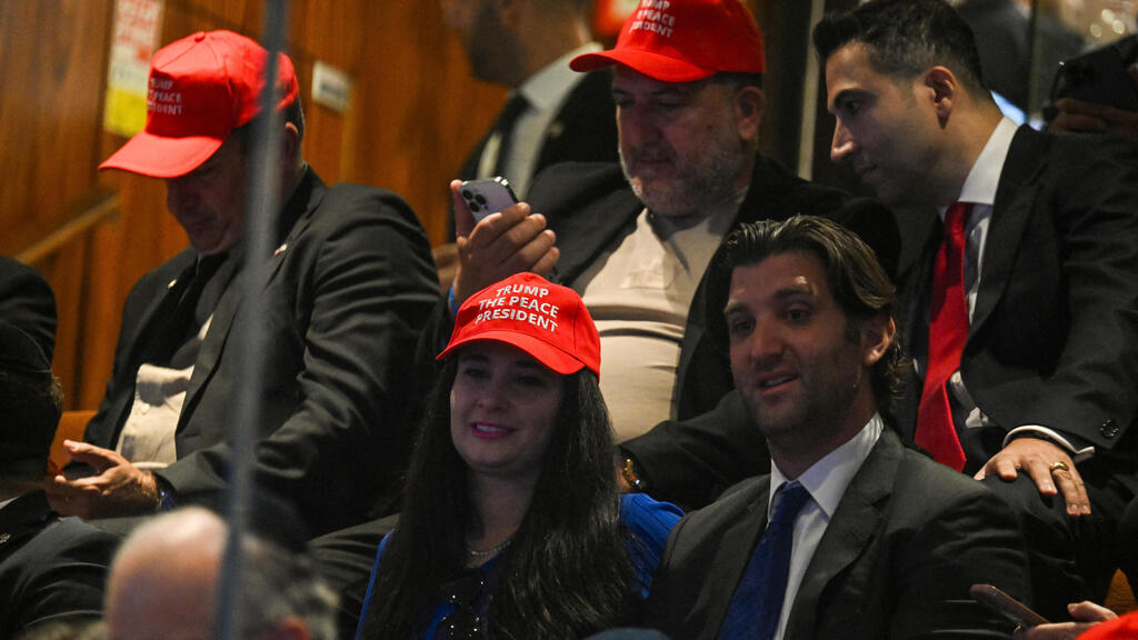 "Трамп - президент мира". Красные бейсболки на гостевой трибуне кнессета (Фото: Kenny Holston/Pool via REUTERS) מליאת הכנסת