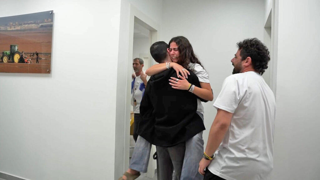 Гай Гильбоа-Далаль встречается с близкими (Фото: пресс-служба ЦАХАЛа) המפגש המרגש של גיא גלבוע-דלאל עם משפחתו בנקודת הקליטה הראשונית