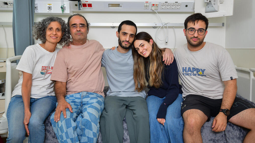 נמרוד כהן ומשפחתו בבית החולים איכילוב