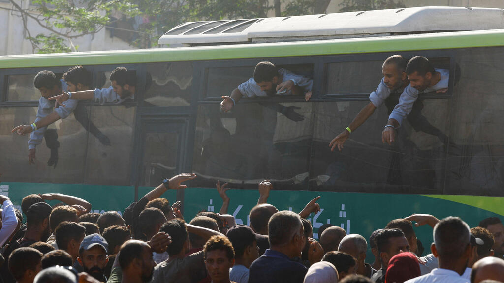 Освобожденные террористы в Газе (Фото: REUTERS/Mahmoud Issa) חגיגות קבלת הפנים בחאן יונס, עזה