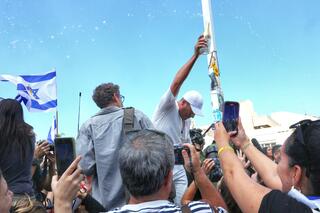 חגיגות בכיכר החטופים