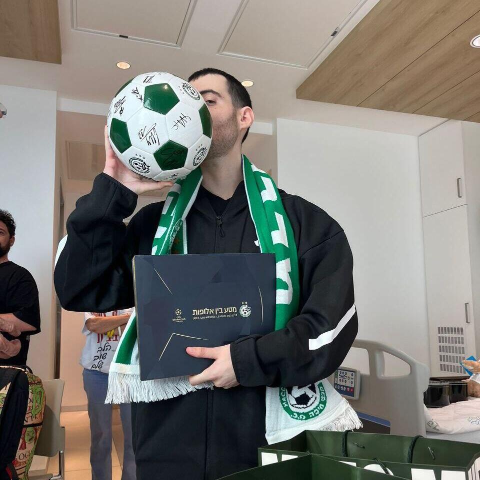 Гай Гильбоа-Далаль с символикой "Маккаби" (Хайфа) (Фото: частный альбом ) גיא גלבוע-דלאל עם מרצ'נדייז של מכבי חיפה בבית החולים