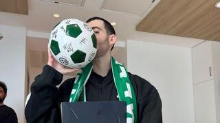 גיא גלבוע-דלאל עם מרצ'נדייז של מכבי חיפה בבית החולים