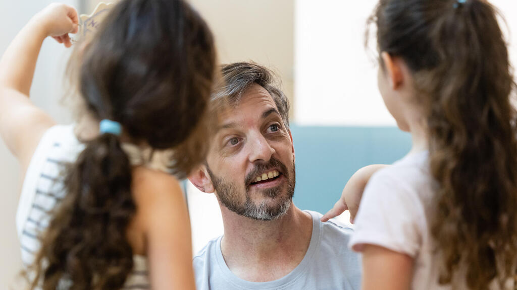  דוד קוניו פוגש את בנותיו לראשונה