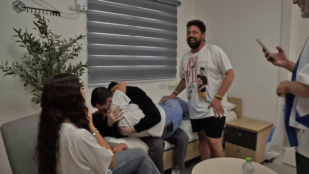 Гай Гильбоа-Далаль встречается с близкими (Фото: пресс-служба ЦАХАЛа) המפגש המרגש של גיא גלבוע-דלאל עם משפחתו בנקודת הקליטה הראשונית