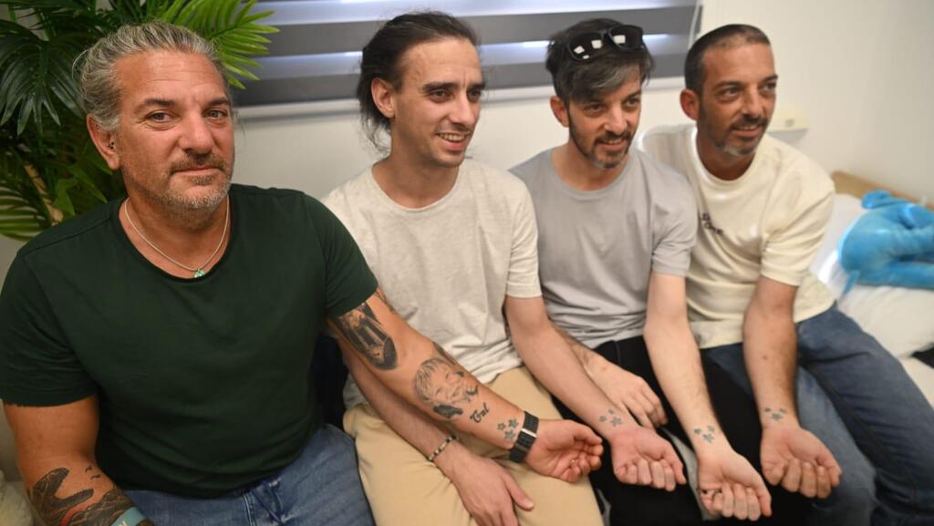 דוד ואריאל נפגשים עם משפחתם לראשונה