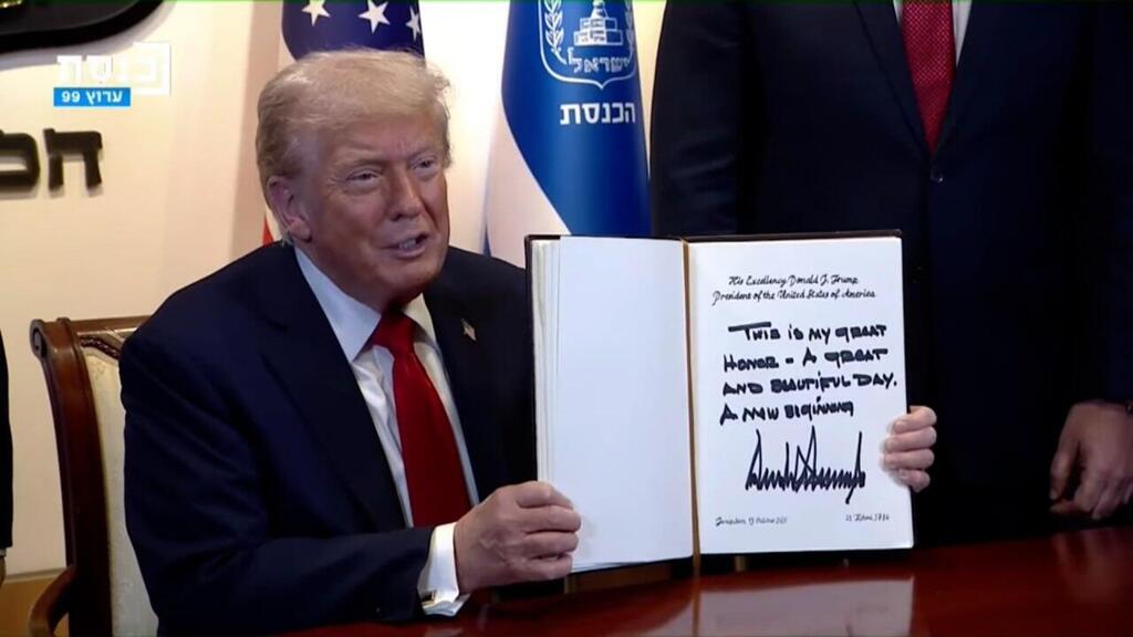 Дональд Трамп оставляет запись в книге почетных посетителей (Фото: телеканала кнессета) נשיא ארה"ב בביקור בכנסת