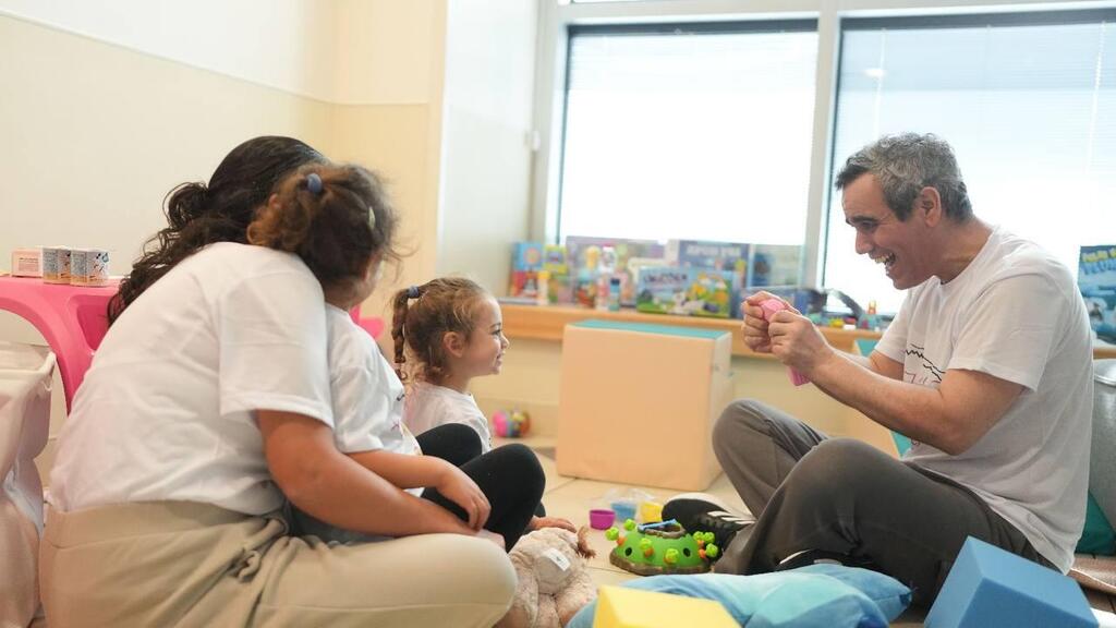 Омри Миран с женой и дочерьми (Фото: Эльад Малка, министерство обороны) עמרי מירן מתאחד עם אישתו ובנותיו