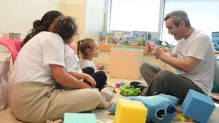 עמרי מירן מתאחד עם אישתו ובנותיו